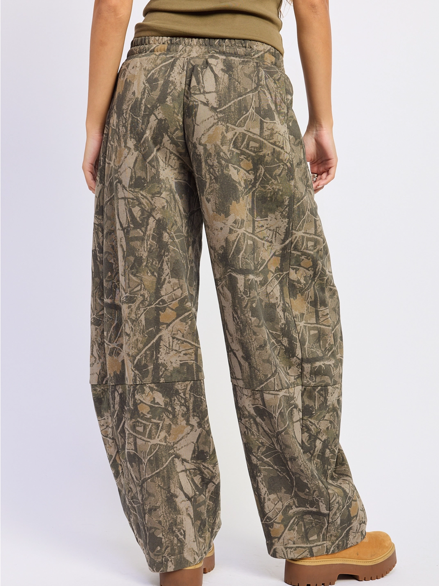 LOW RISE CAMO PRINT BARREL PANTS - OLIVE