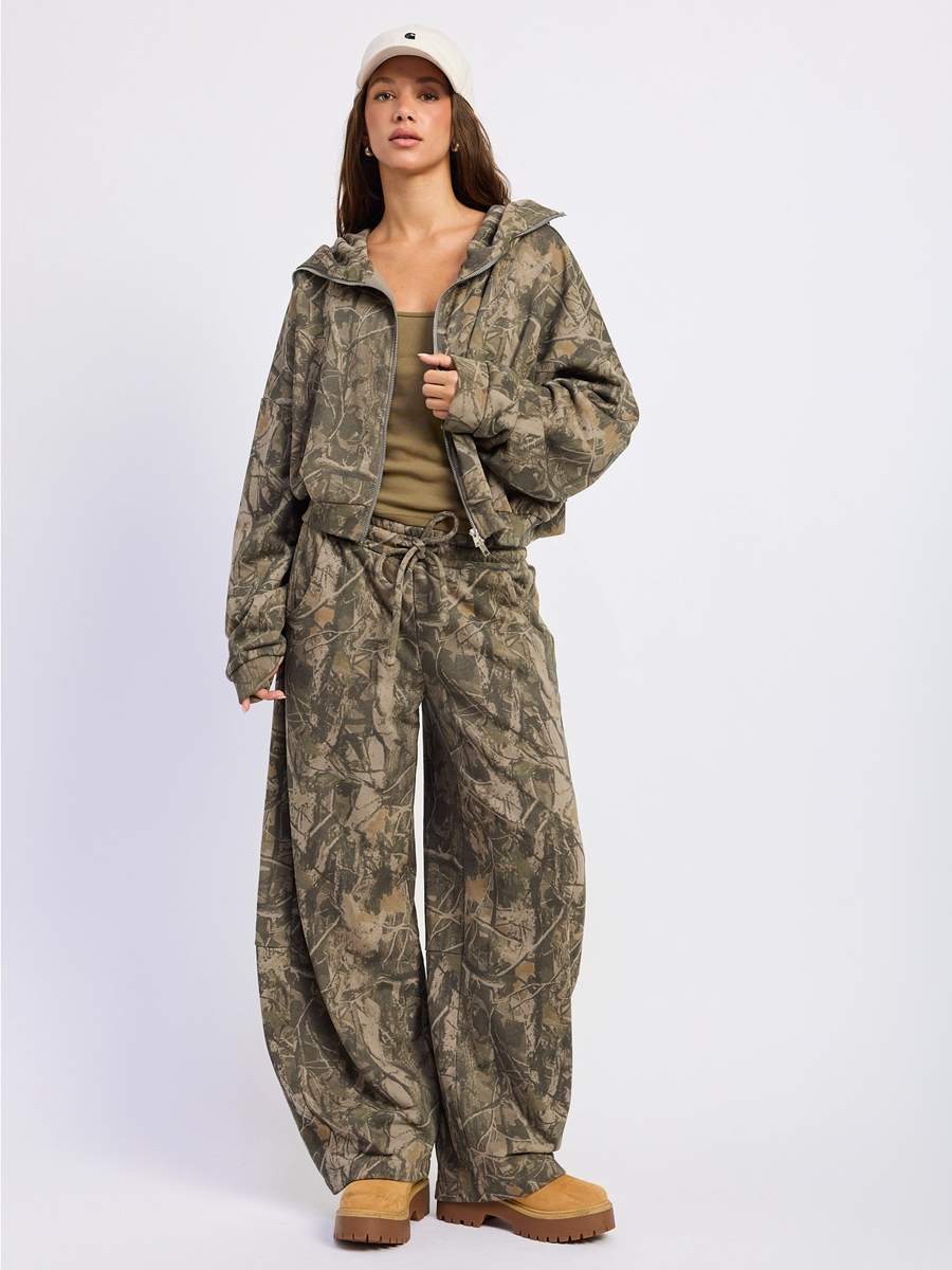 LOW RISE CAMO PRINT BARREL PANTS - OLIVE