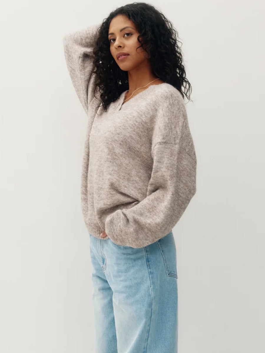 KUWALLA MILKLOOM FUZZY V-NECK - MELANGE MILK TEA