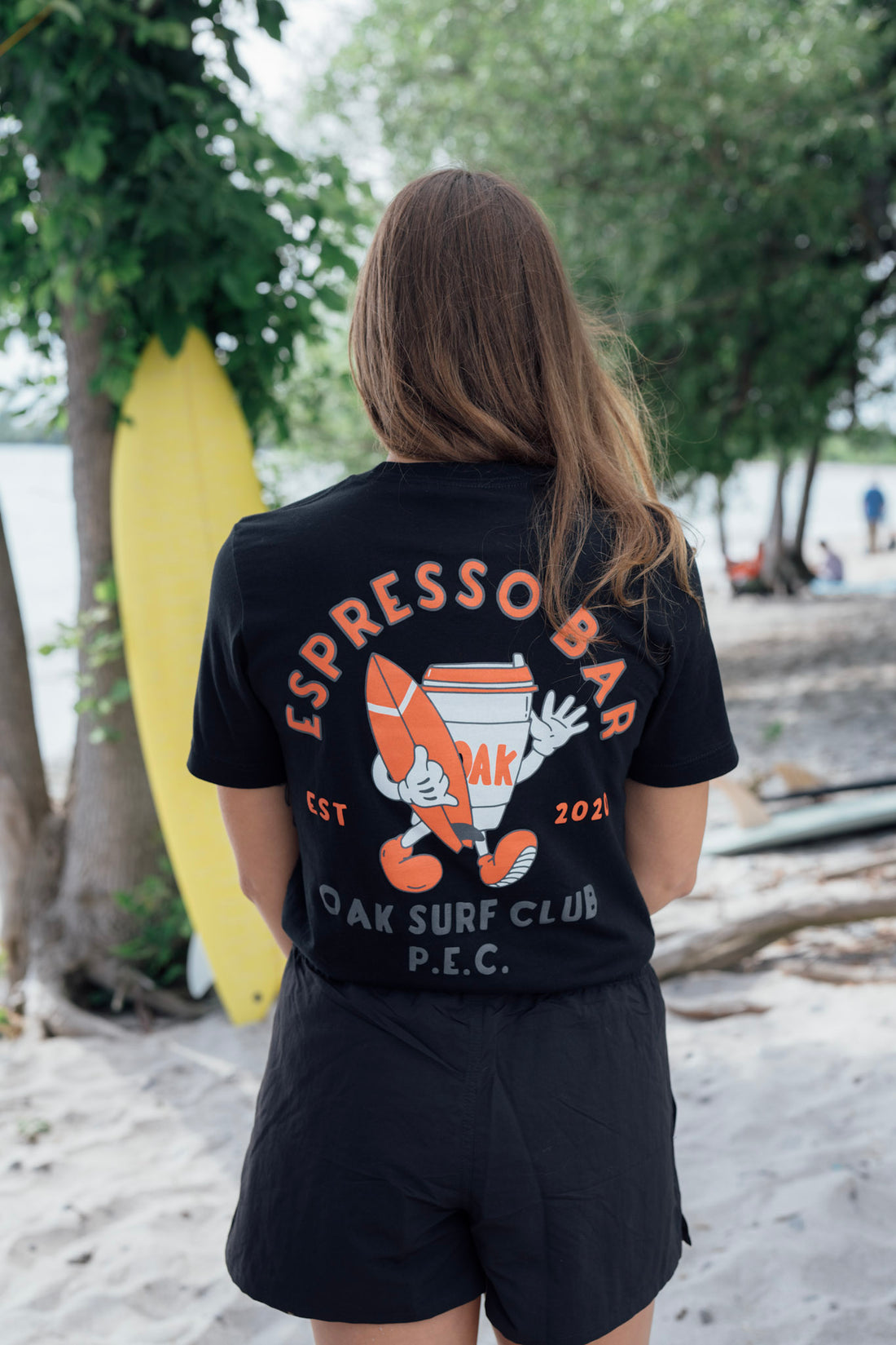 OAK SURF CLUB UNISEX COFFEE GUY TEE - BLACK