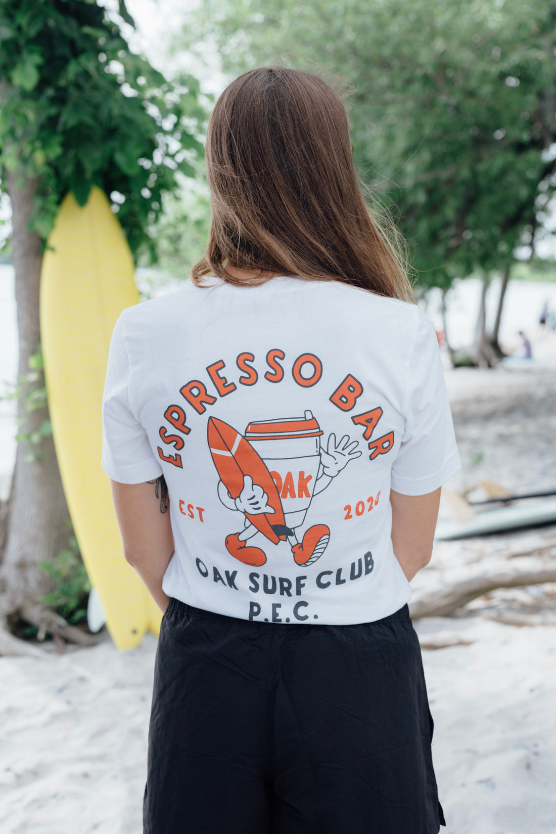 OAK SURF CLUB UNISEX COFFEE GUY TEE - WHITE